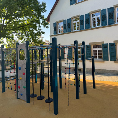 Neues Klettergeruest für die Roßwager Grundschule 